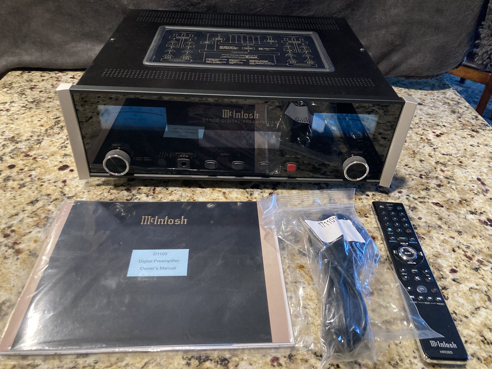 McIntosh D1100 Reference Level Digital Preamplifier and... 3