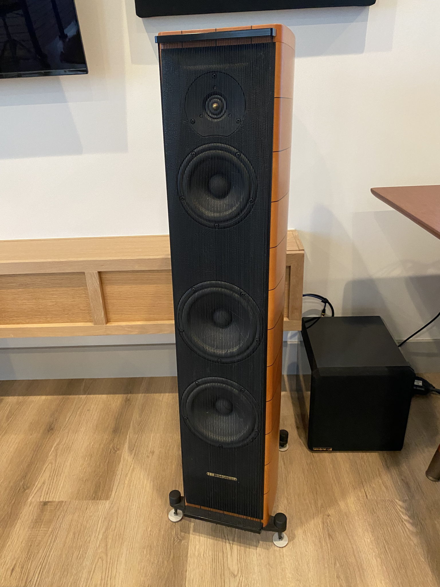 Sonus Faber Cremona 2 floor speakers & 1 center channel... 2