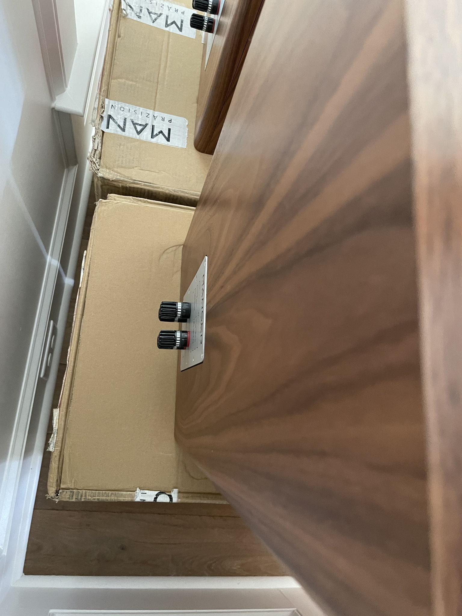 Manger  Z1 Walnut with Stands 7