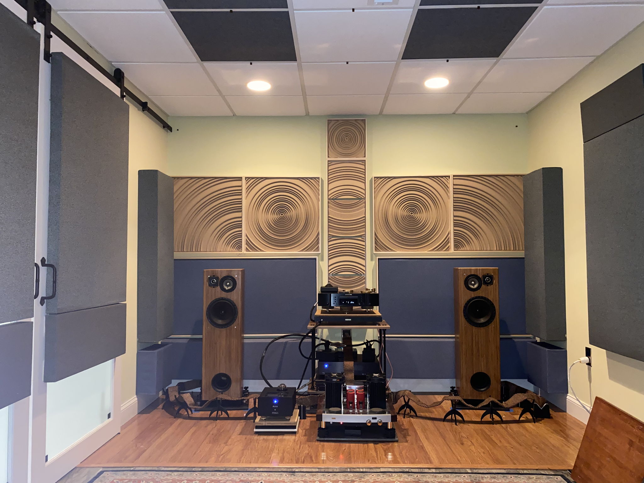 Dedicated listening room with DHDI ZR panels