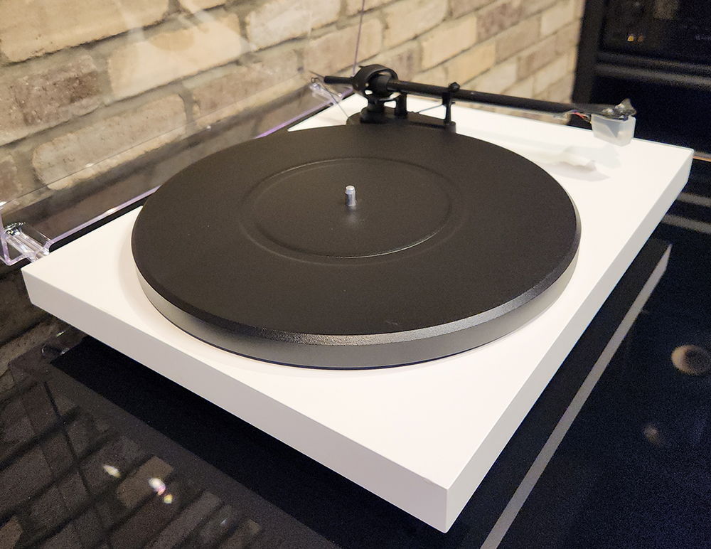 Pro-Ject Debut Carbon Evo in Satin White w/ Sumiko Rain... 2