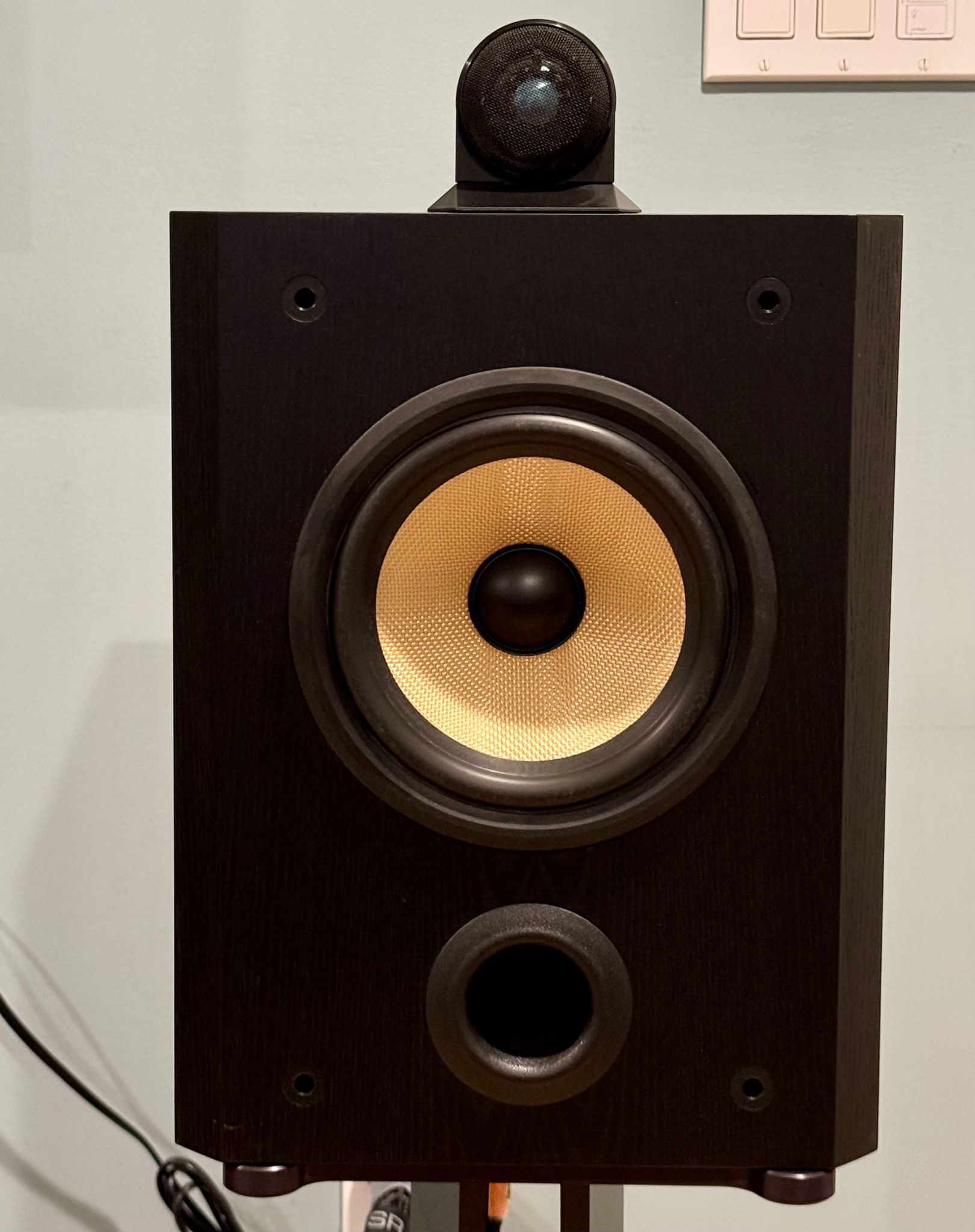 B&W (Bowers & Wilkins) Matrix 805