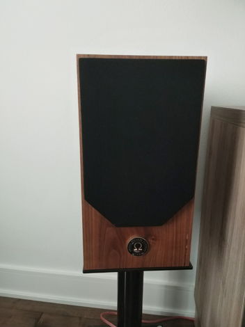 Omega Speaker Super 3i in Natural Walnut