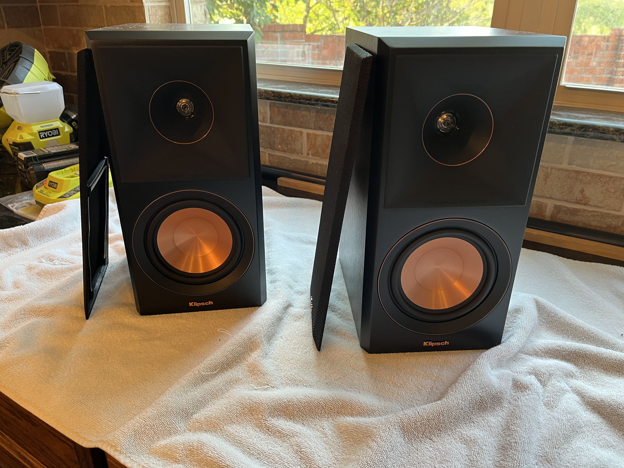 Klipsch RP-500M II bookshelf speakers in Walnut 2