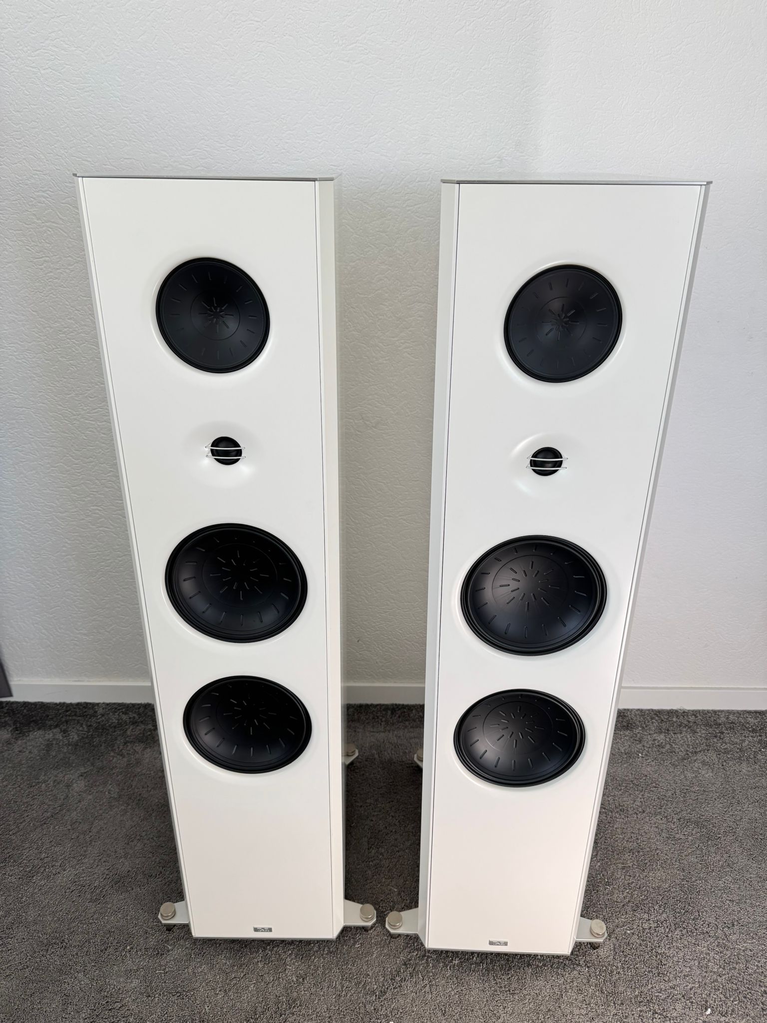 T+A Elektroakustik Criterion S 2200 CTL speakers in white