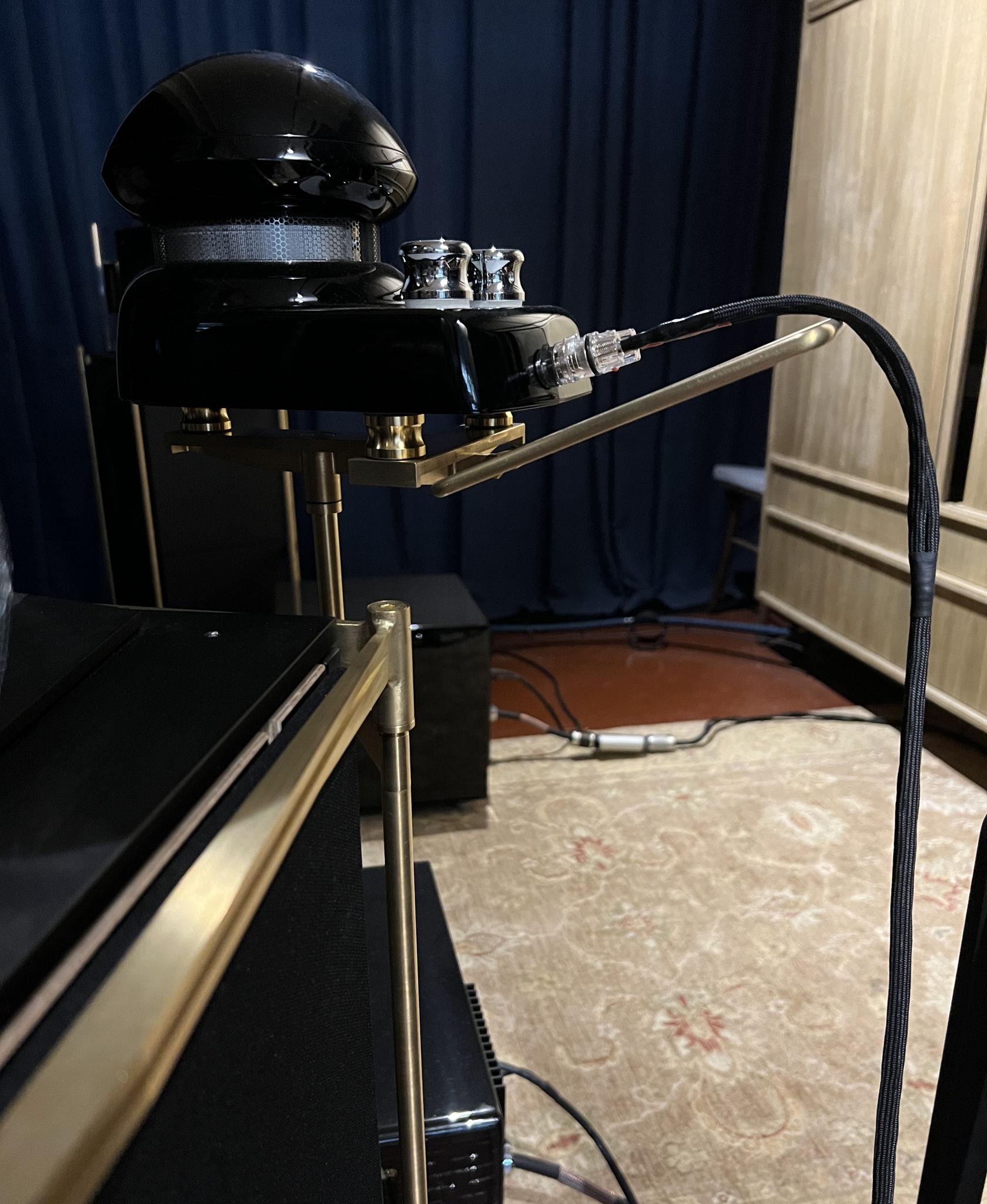 The elac ribbon tweeter along the inside face of the main right speaker - its twin knobs adjust for sensitivity and crossover, fed from main speaker cables by Inakustik pure silver reference jumper cables. The tweeter is isolated from its plinth by three audio-technica brass isolation feet with polymer-based contact pads.