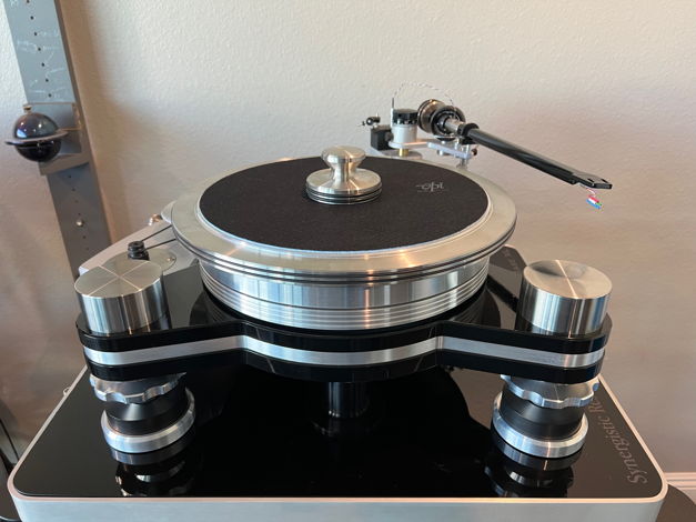 VPI Industries Avenger Reference Turntable w/ Fatboy Ar...