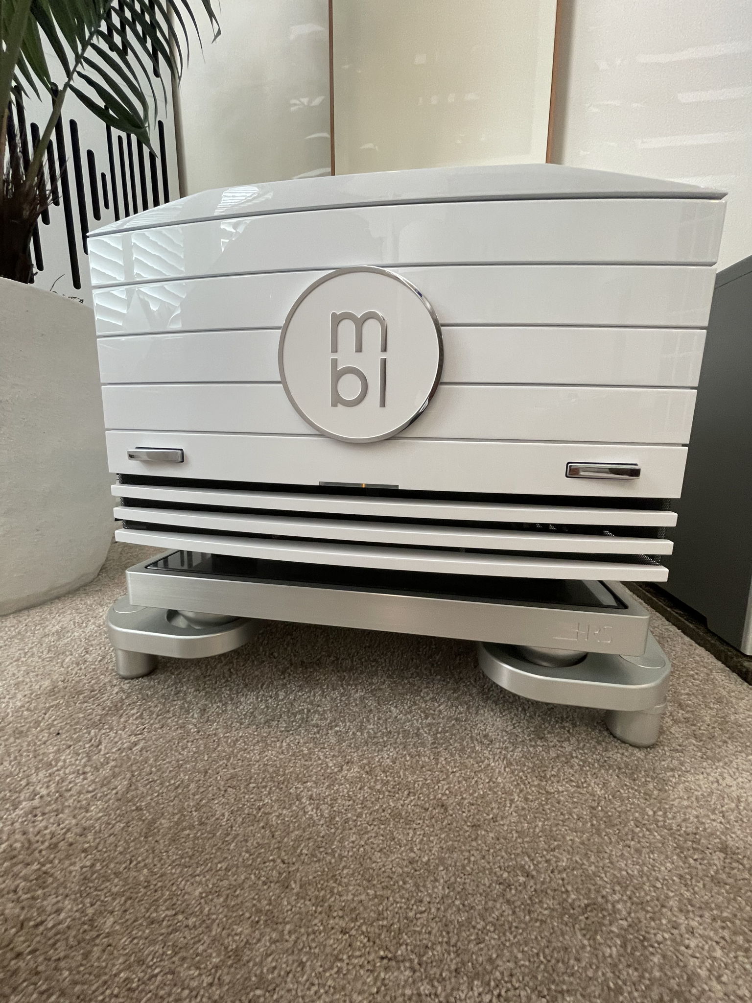 MBL 9008 A Amplifiers w/ HRS Stands (Pair, White/Silver)