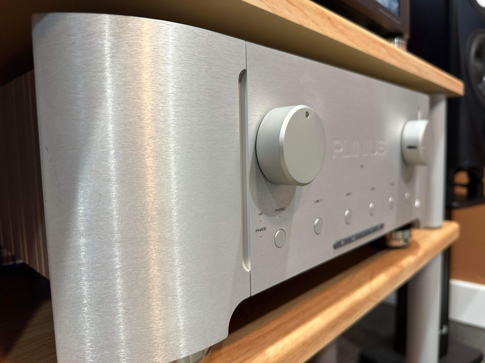 Plinius RM-10 preamplifier top of the line with remote 2