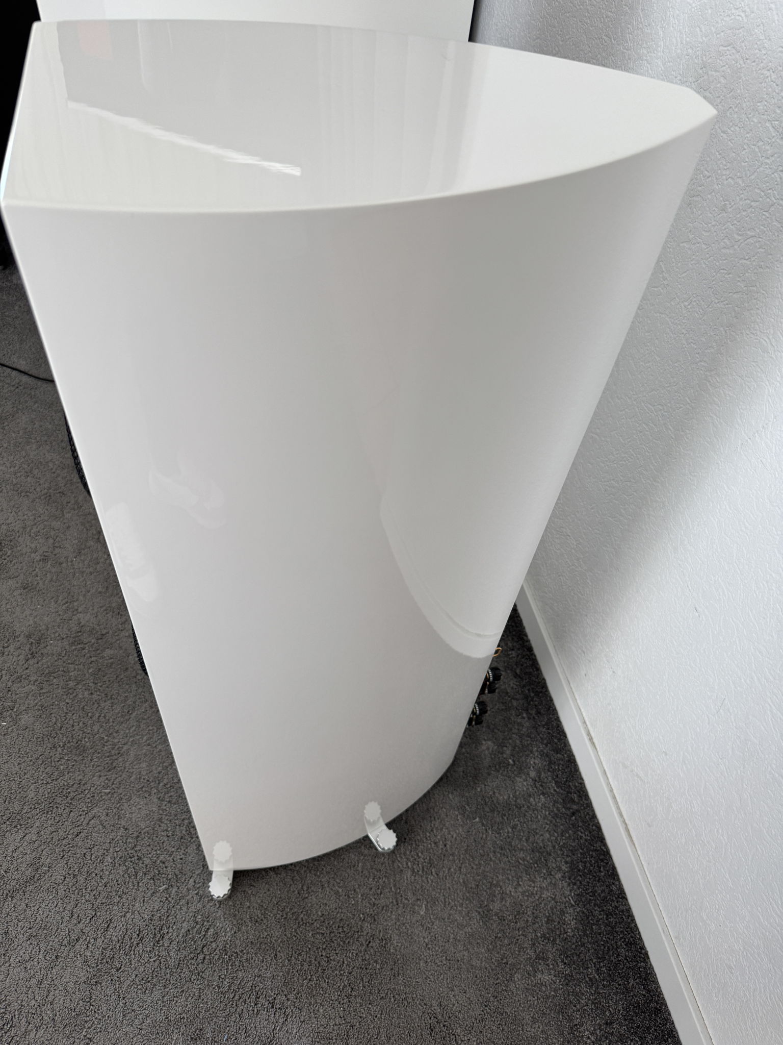 Gauder Akustik Vescova Black Edition speakers in white 8