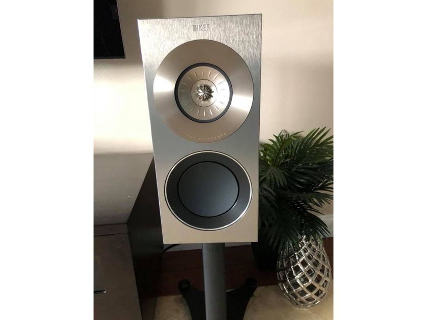KEF Reference 1 w/ Factory stands, Mesh covers & original packaging - NEAR MINT!