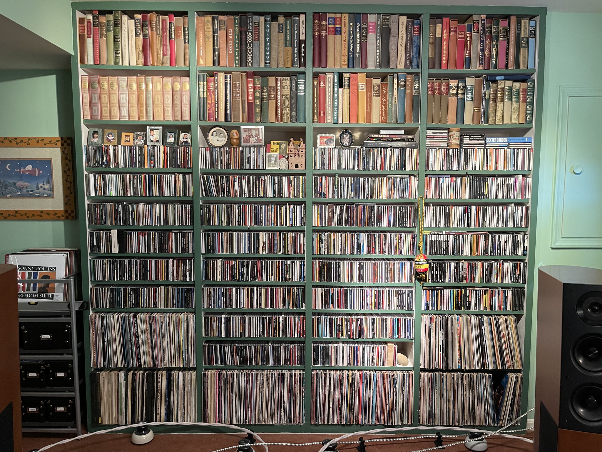 Built-in CD & LP storage