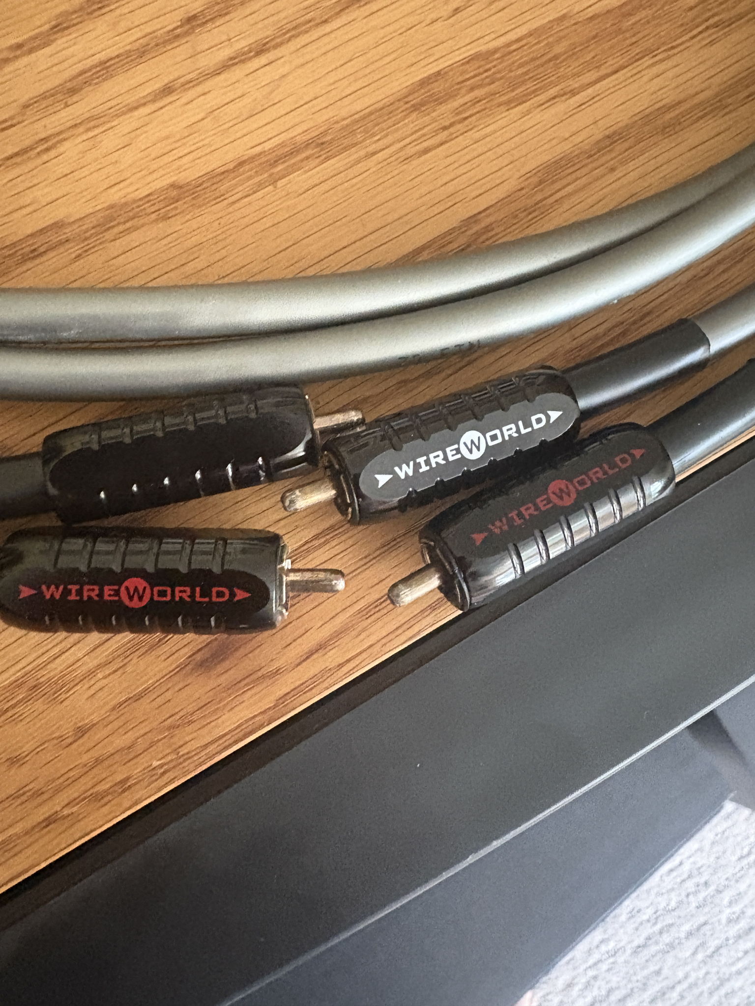 Wireworld Equinox 6 RCA interconnects, (2) 1m and (1) 1... 4