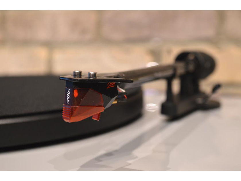 Pro-Ject Debut Carbon DC Turntable - Light Grey - Includes Ortofon 2M Red Cartridge