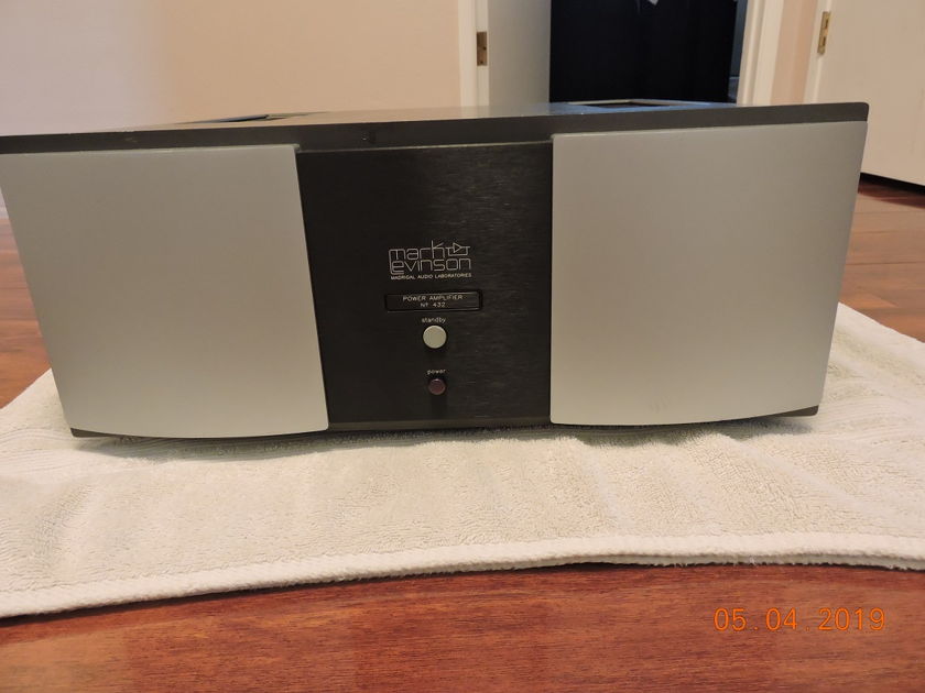 Mark Levinson No 432 solid state 2 channels amplifier. 400w x 2 at 8 ohms