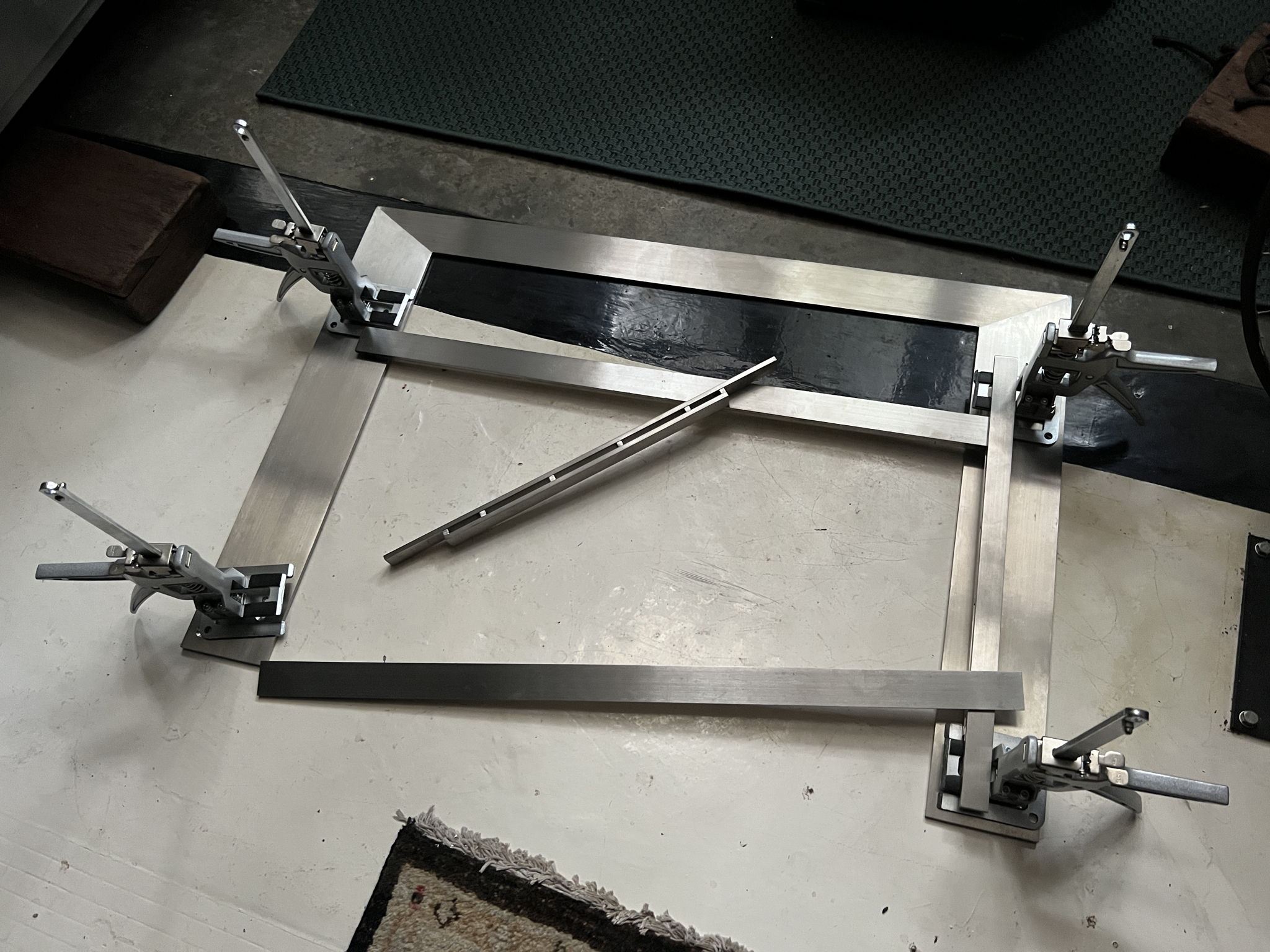 Opposing pair of jacks in position, with second primary strut awaiting insertion between opposing jacks and secondary strut ends.