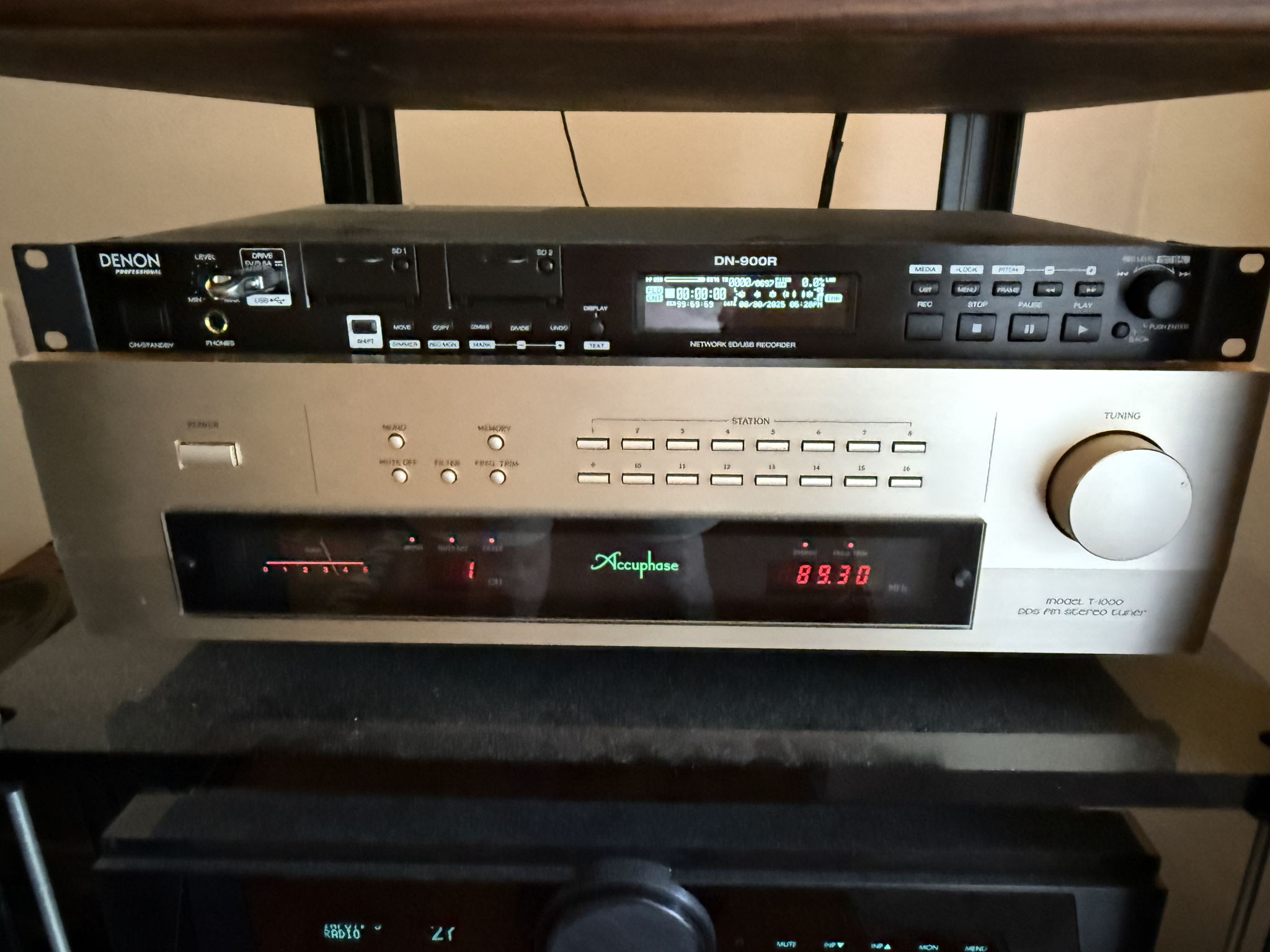 Accuphase T-1000 FM tuner