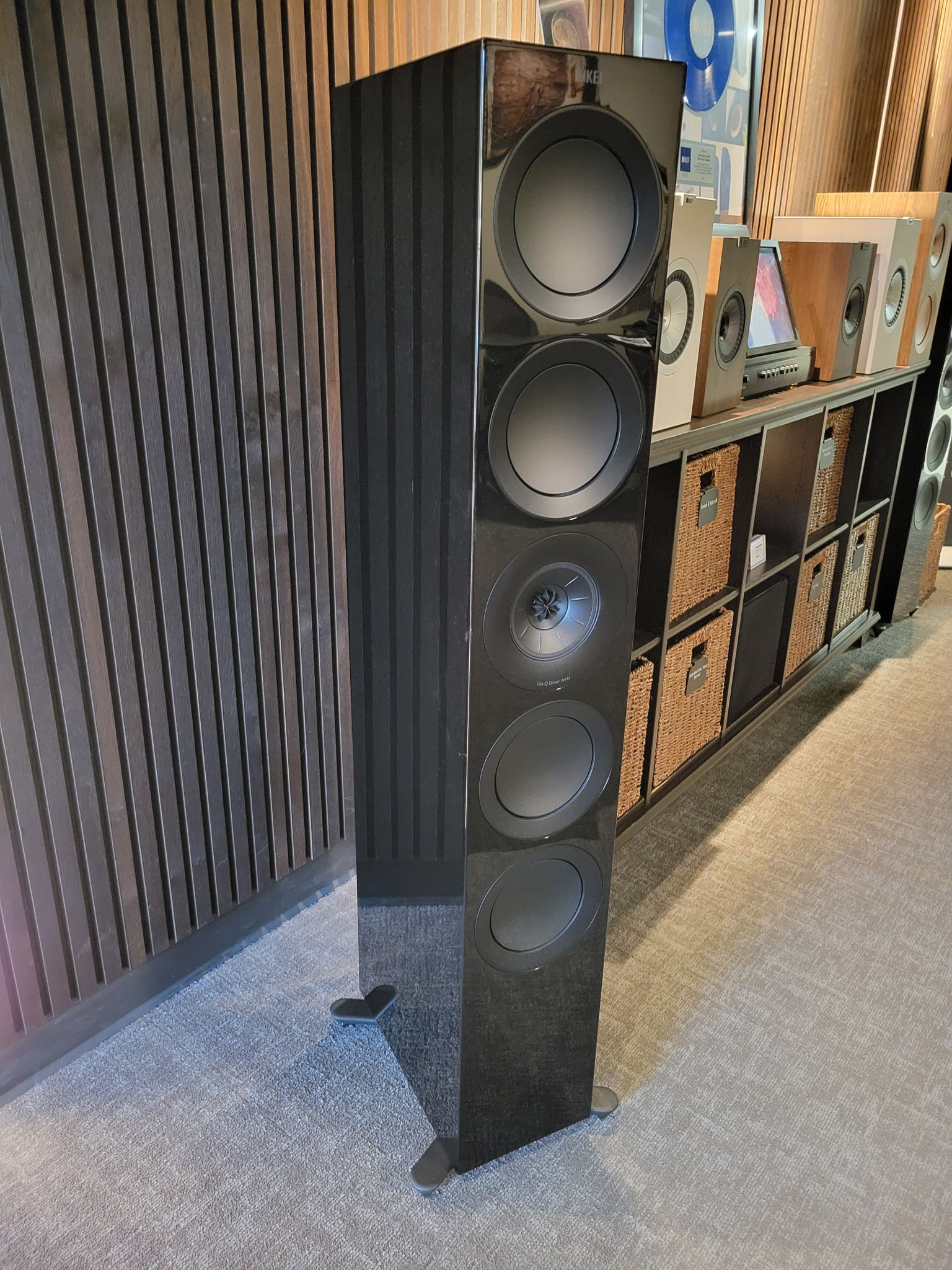 KEF R11