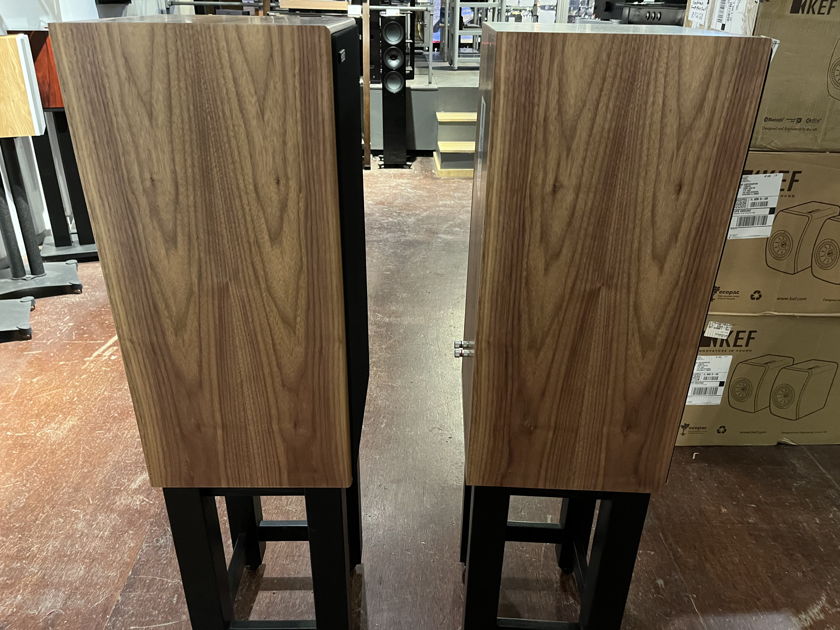 Harbeth Super HL5 Plus XD Speakers In Walnut w/Boxes in Very Good Condition