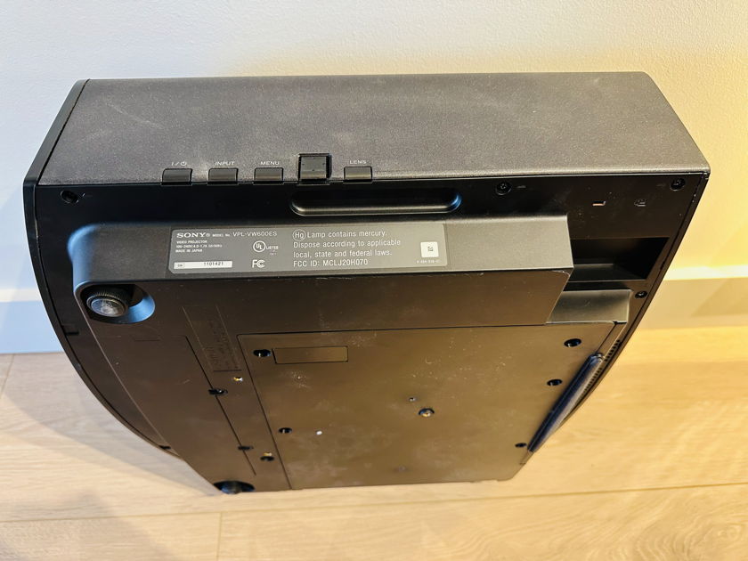 Sony VPL-VW600ES 4k projector Works Great Very Good Condition