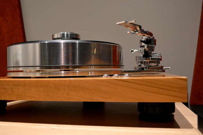 Pro-Ject SIGNATURE 10 Turntable in High Gloss Olivewood