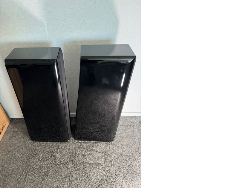 Quadral Aurum Orkan active speakers in black