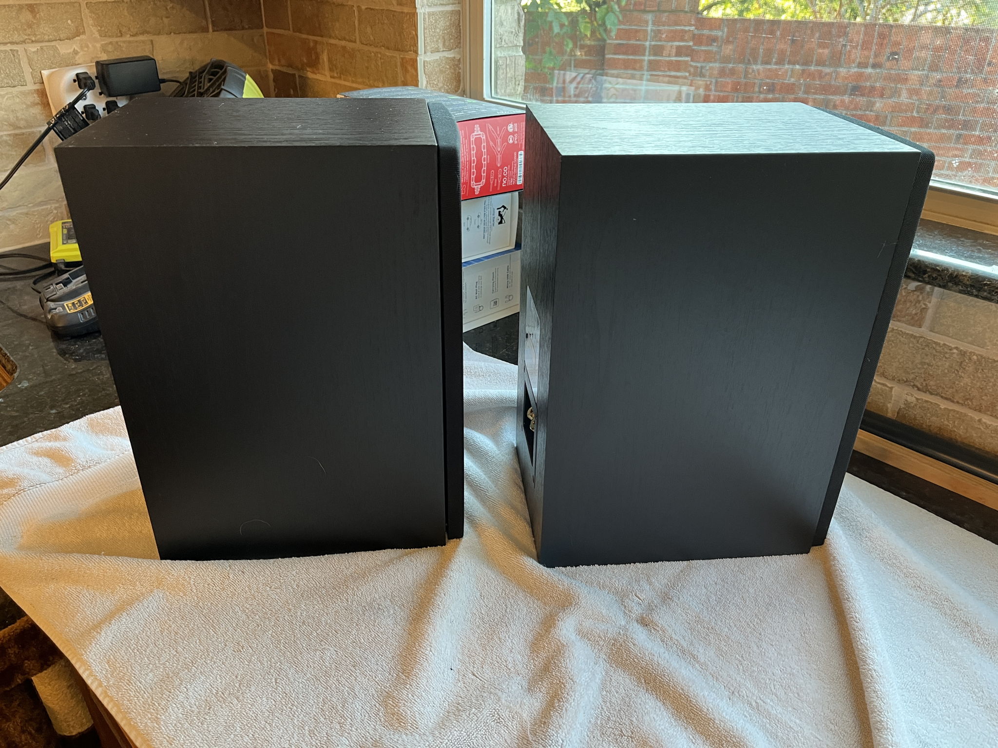 Elac Debut 2.0 B5.2 in Black Ash 4