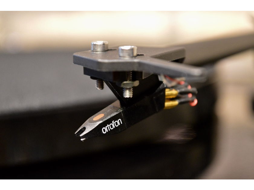 Pro-Ject Audio Systems E1 Phono Turntable Gloss Black w/ Ortofon OM5e Cartridge