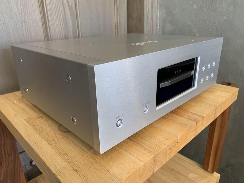 Esoteric Super Audio CD Player X-01 D2 just serviced with new laser and tray belts.. upgraded interconnects and factory packaging