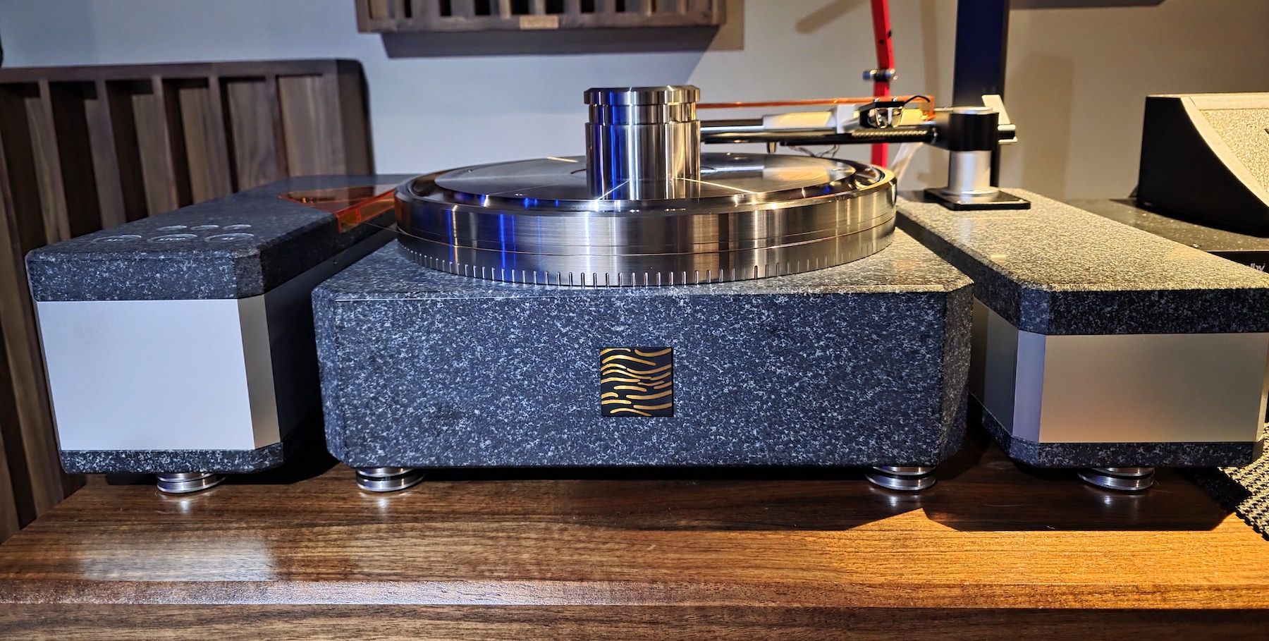 CS Port LFT1M2 System with Linear Air Bearing tonearm