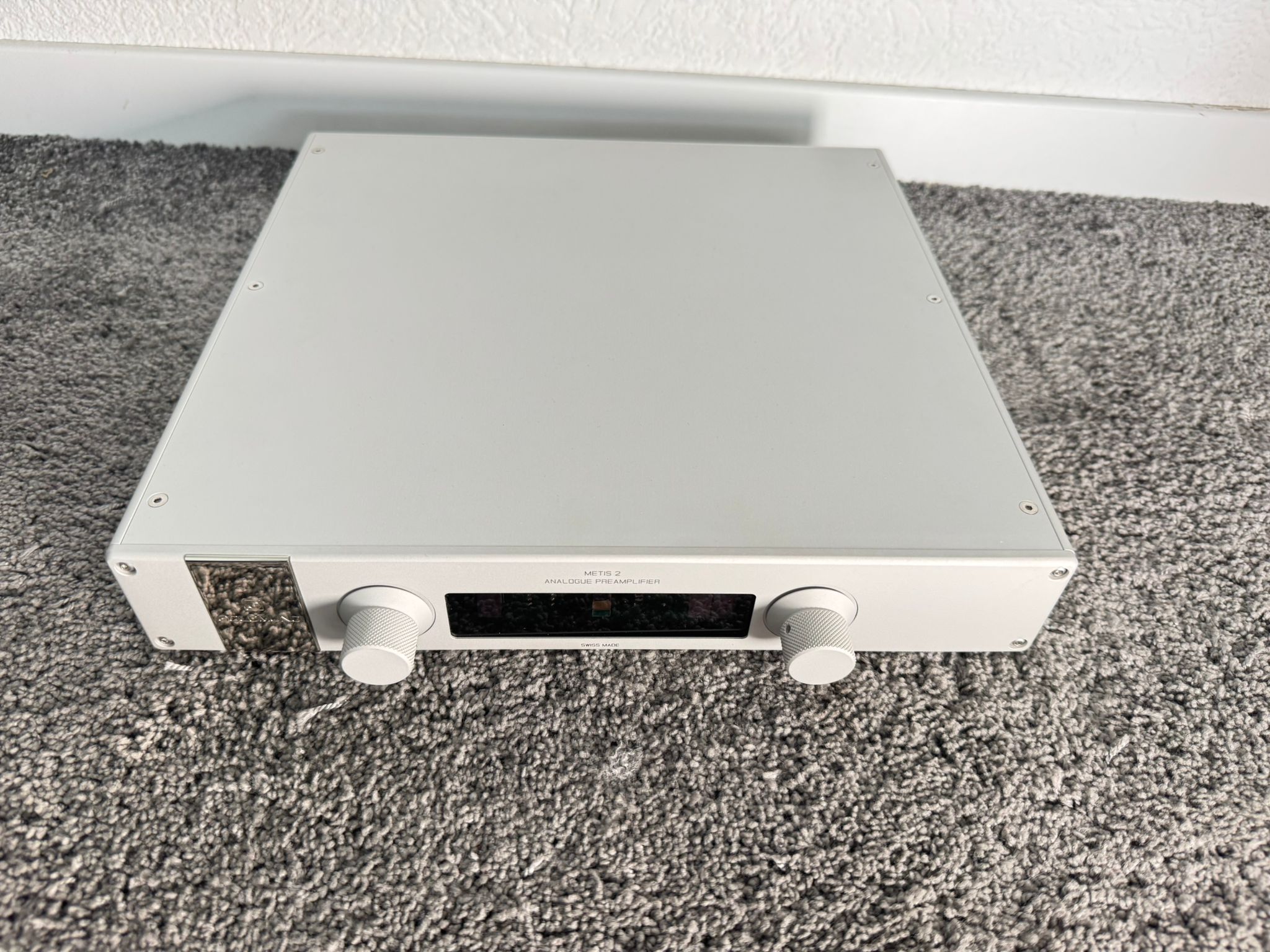 Goldmund Metis 2 pre amplifier in silver 2