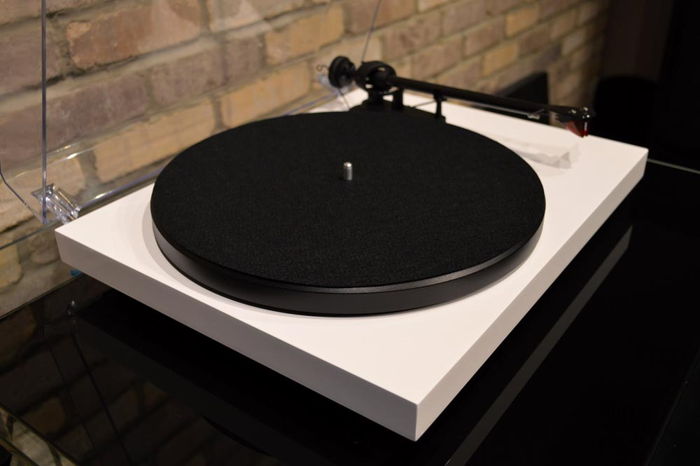 Pro-Ject Debut Carbon DC Turntable - Gloss White - Incl...