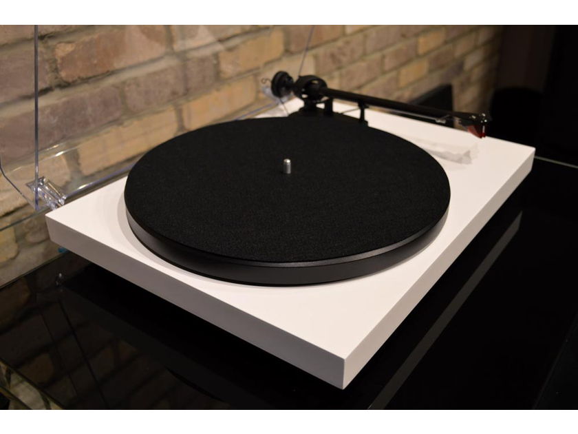 Pro-Ject Debut Carbon DC Turntable - Gloss White - Includes Ortofon 2M Red Cartridge