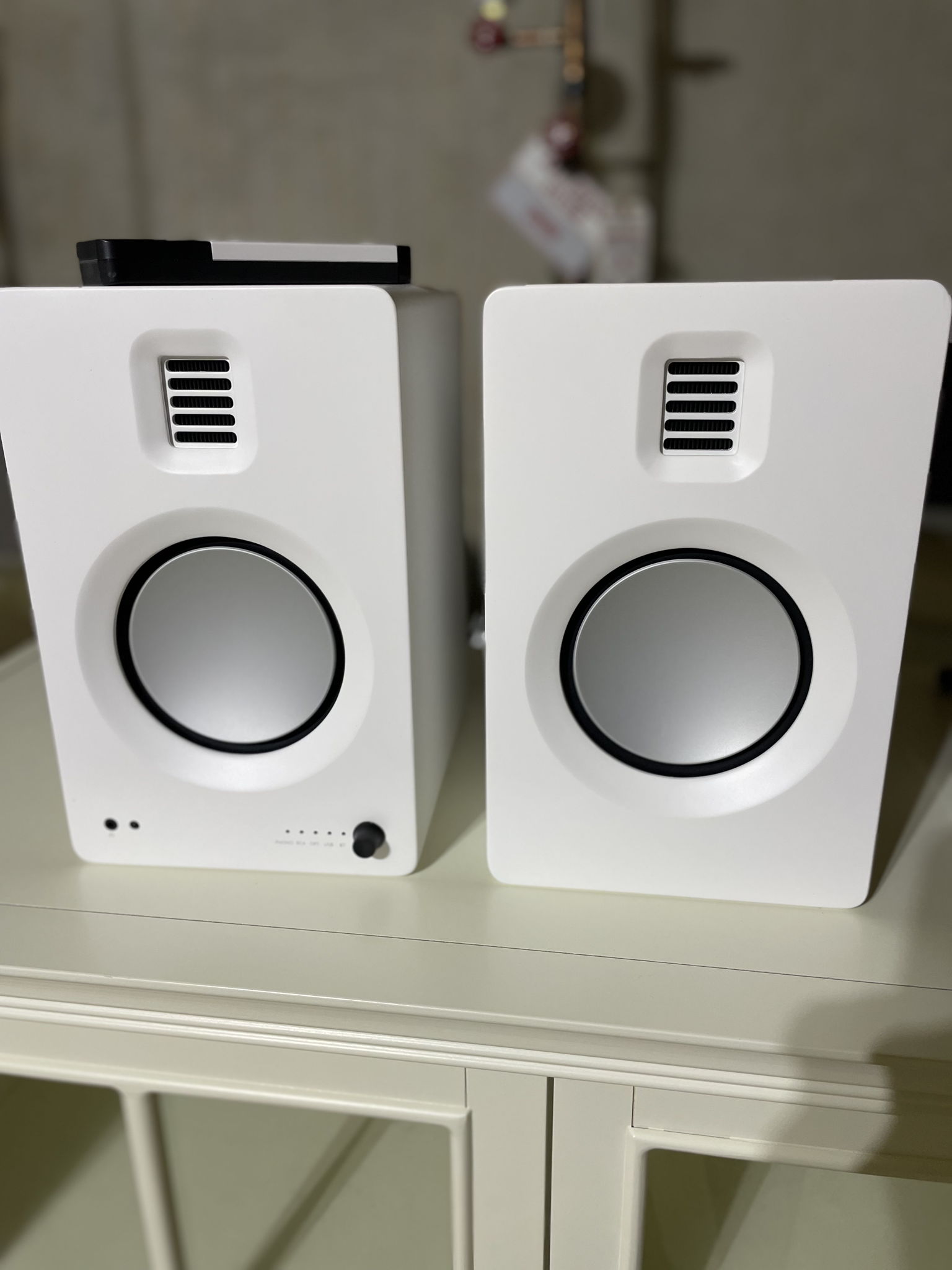 Kanto Tuk White Powered Speakers Excellent... For Sale | Audiogon