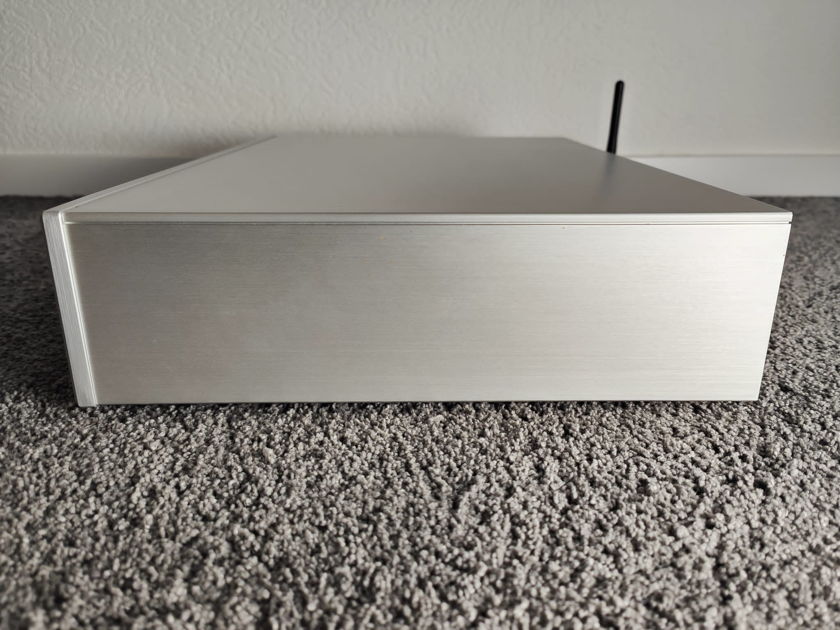 AVM Audio Evolution SD3.2 Pre Amplifier with Streamer in silver