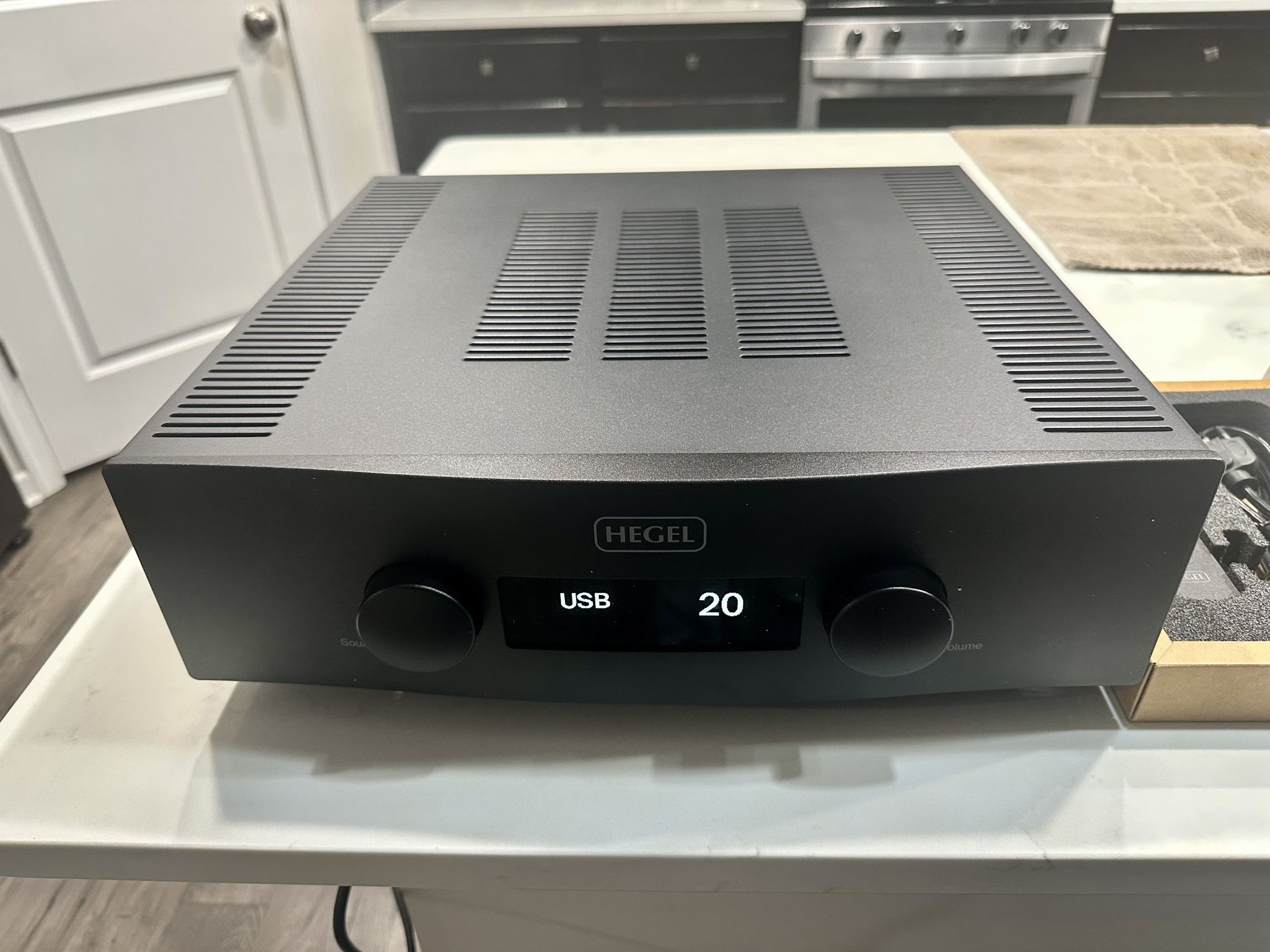 Hegel H390 integrated amplifier streamer Dac phono 2