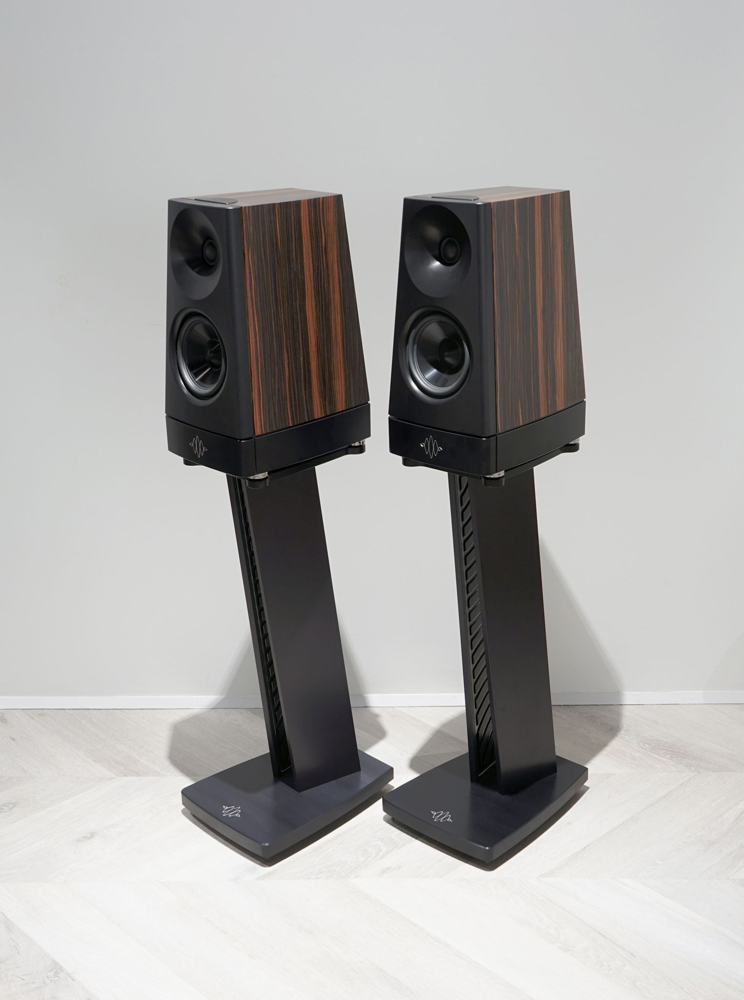 YG Acoustics Cairn, Ebony, w/ Stands