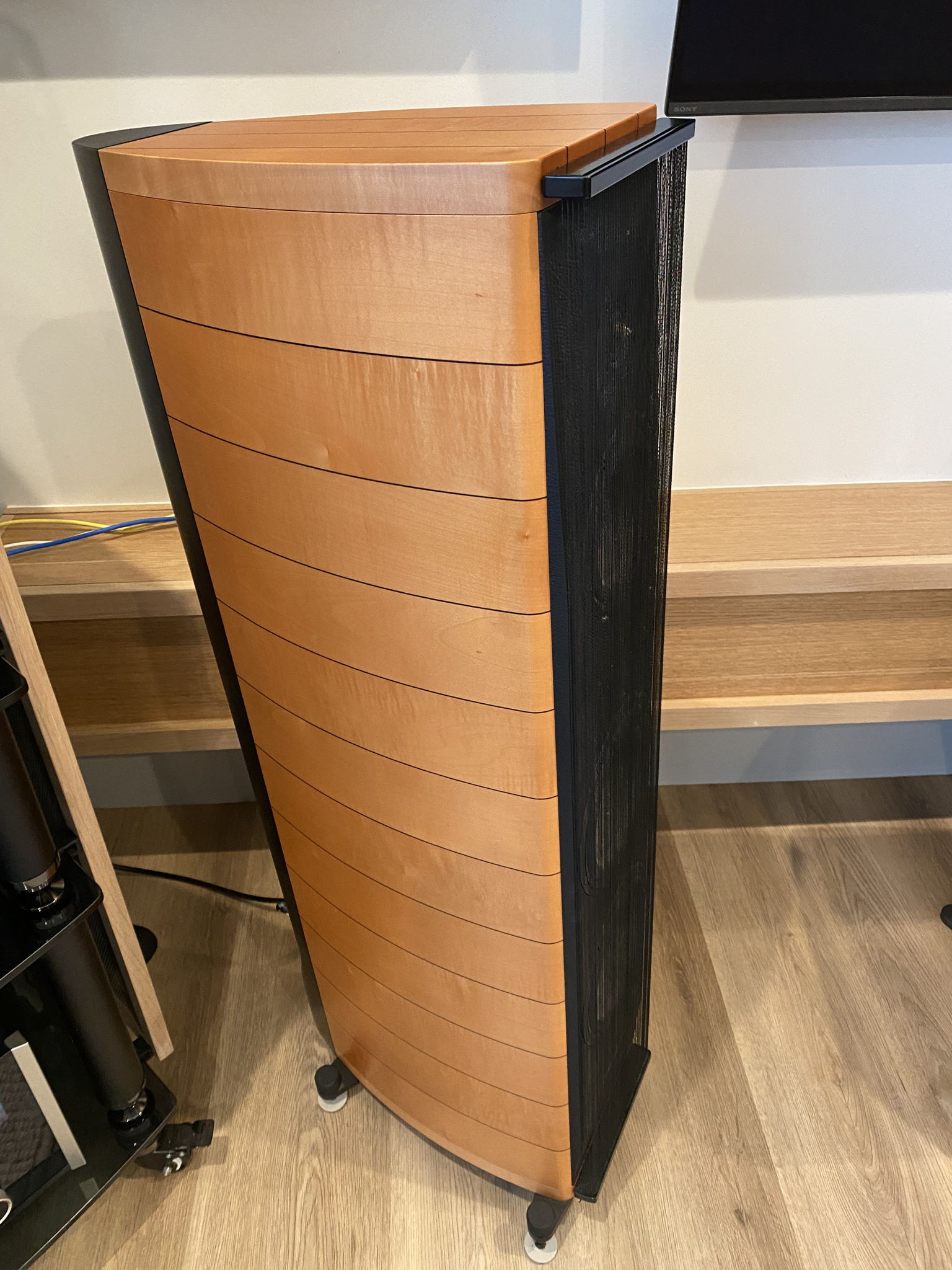 Sonus Faber Cremona 2 floor speakers & 1 center channel... 3