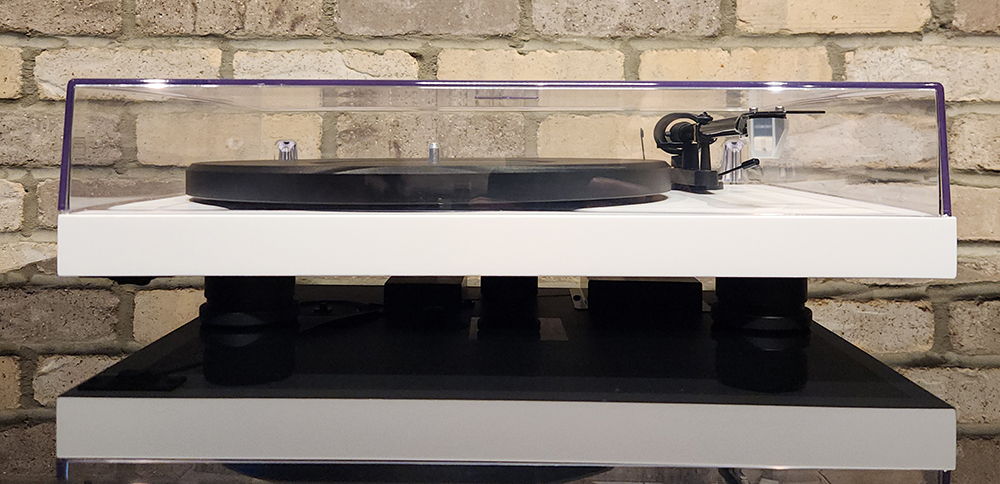 Pro-Ject Debut Carbon Evo in Satin White w/ Sumiko Rain... 10