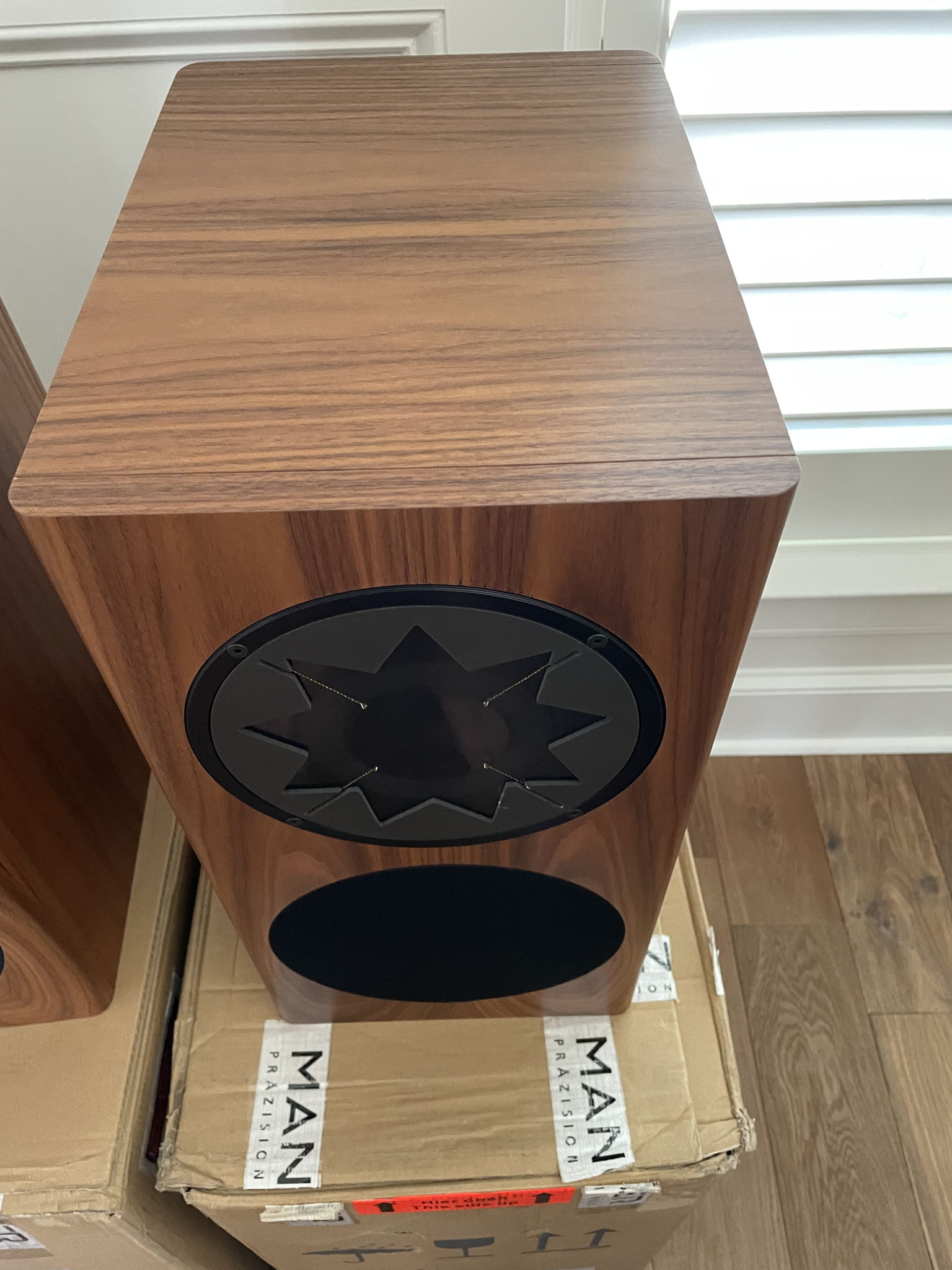 Manger  Z1 Walnut with Stands 2