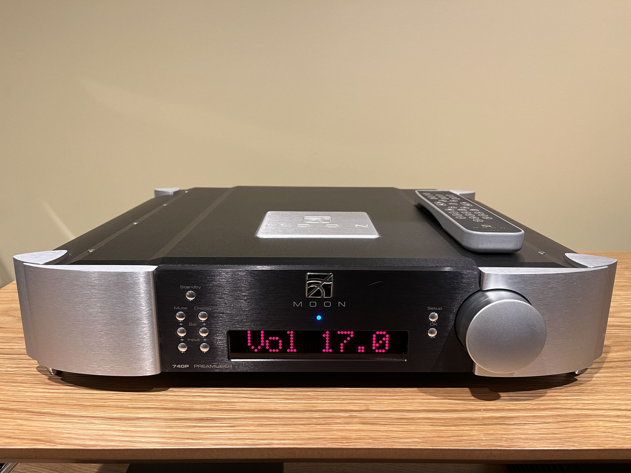 Simaudio Moon 740P Reference balanced preamplifier 2