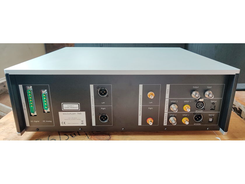 Soulution 745 SACD / CD Player (with separate PSU) . Voltage : 230 volts . Free shipping worldwide !