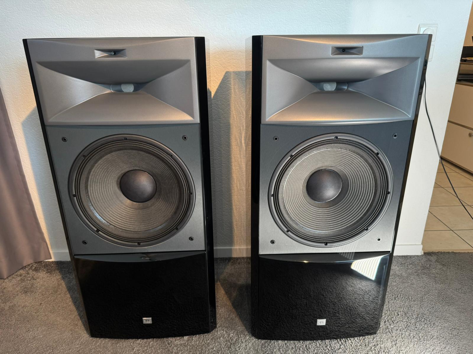 JBL S4700 speakers in black gloss from summer 2025
