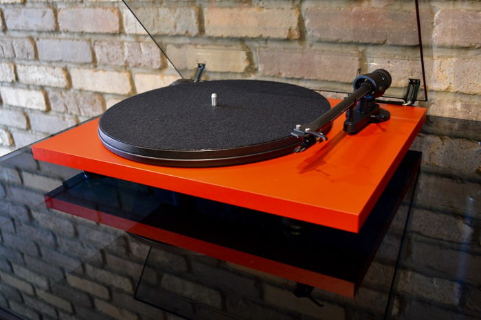 Pro-Ject Essential ll Turntable - Red w/ Ortofon OM5e C...