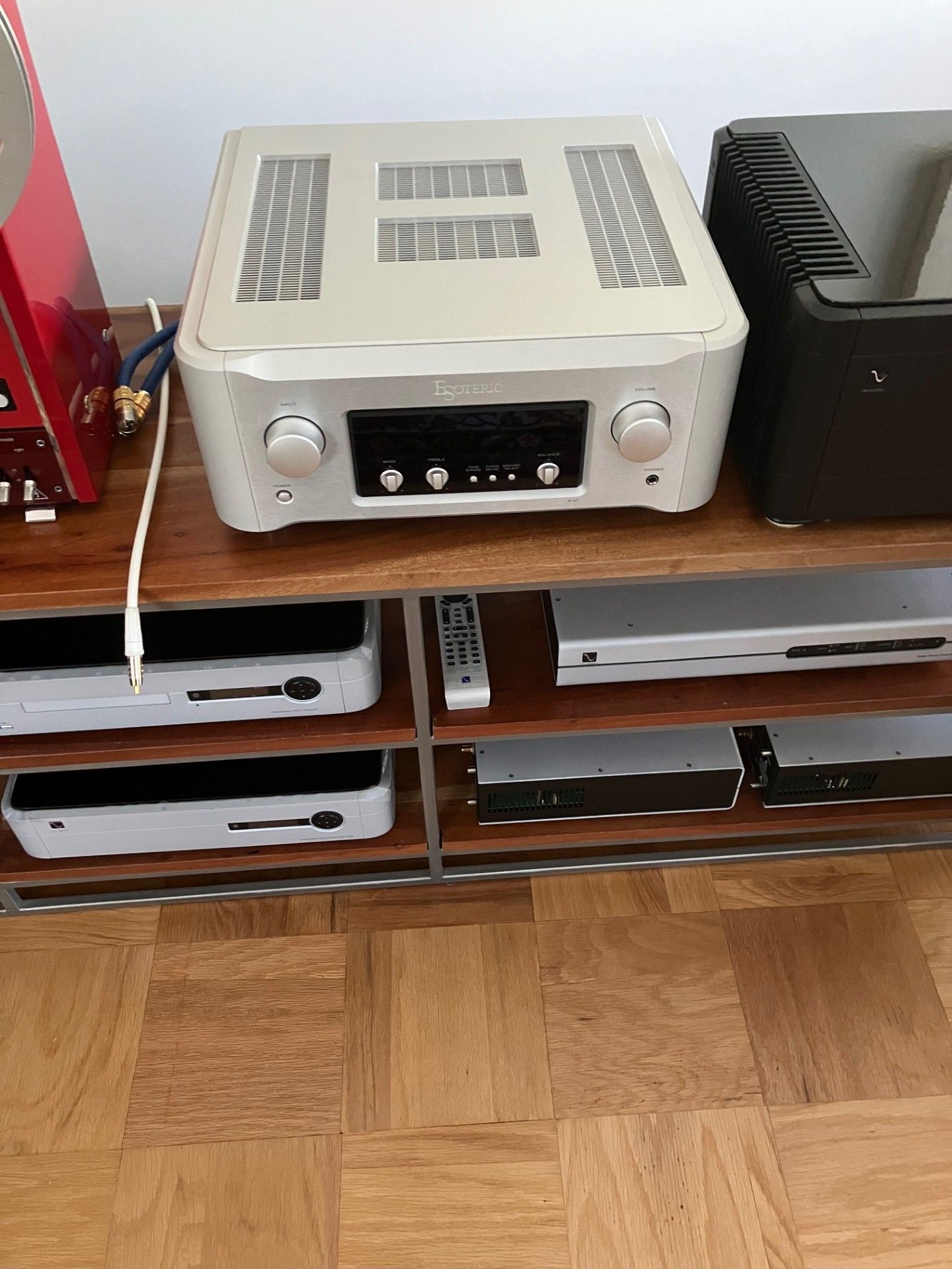 Esoteric F-07 Dual Mono Integrated Amplifier 2