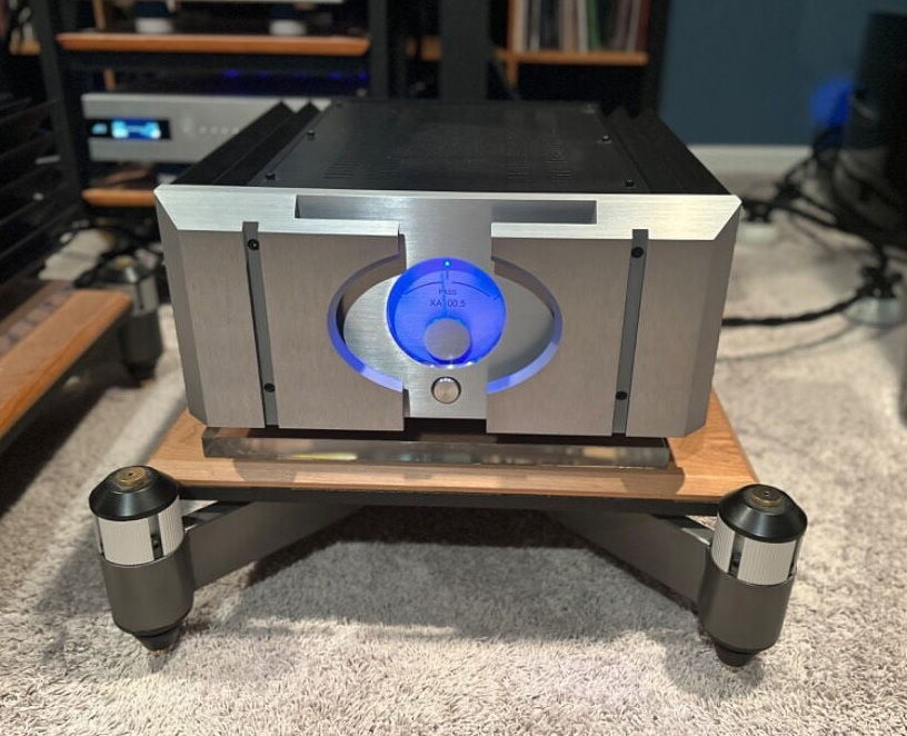 Adona Corporation Zero CS1 Amp Stand