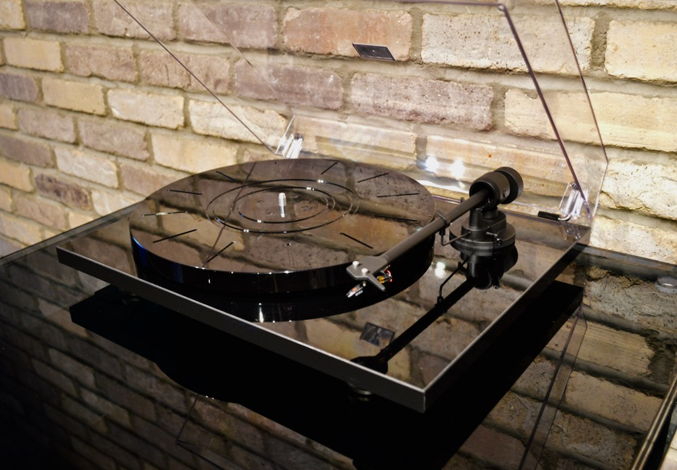 Pro-Ject Audio Systems E1 Phono Turntable Gloss Black w...