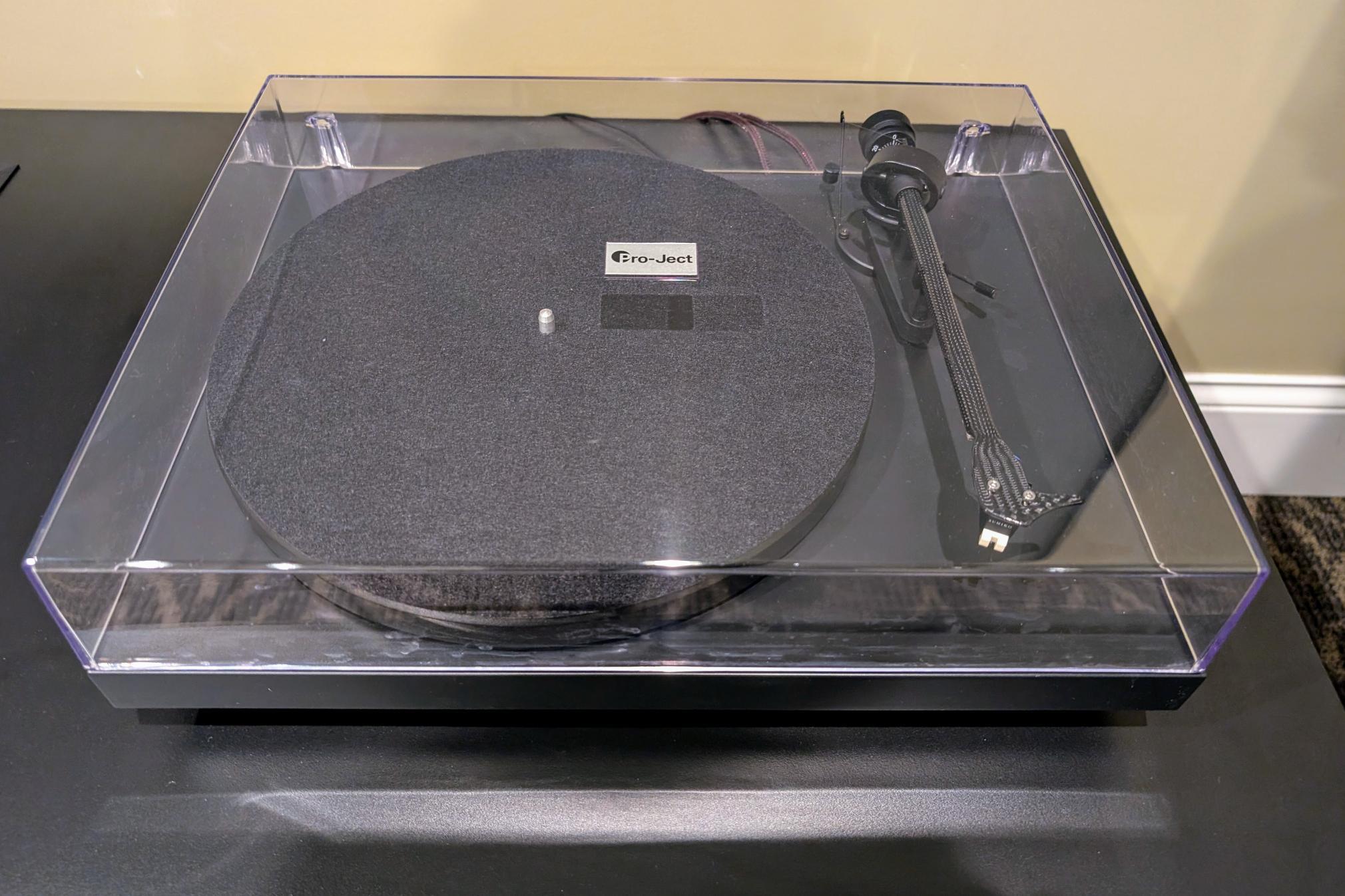 Pro-Ject Debut Carbon Evo Turntable w/ Sumiko Ranier Ca... 3