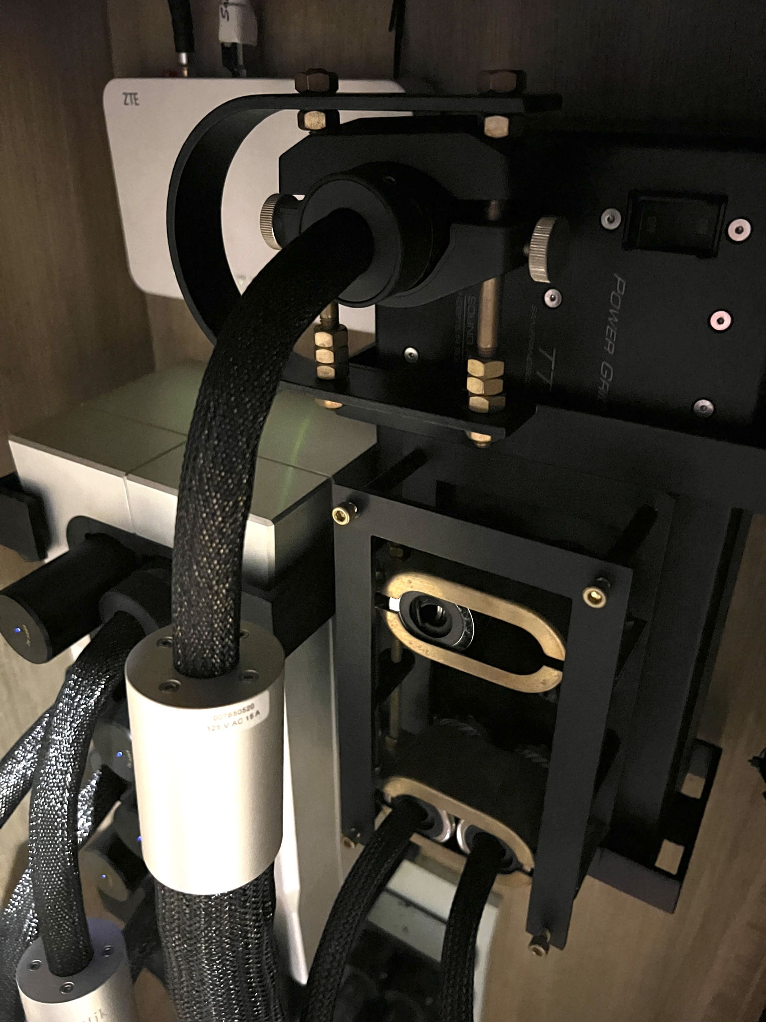 The SA-TT7 with its customised Furutech NCF support booster bracket clamping the Inakustik 4005 C19 connector to its inlet port.