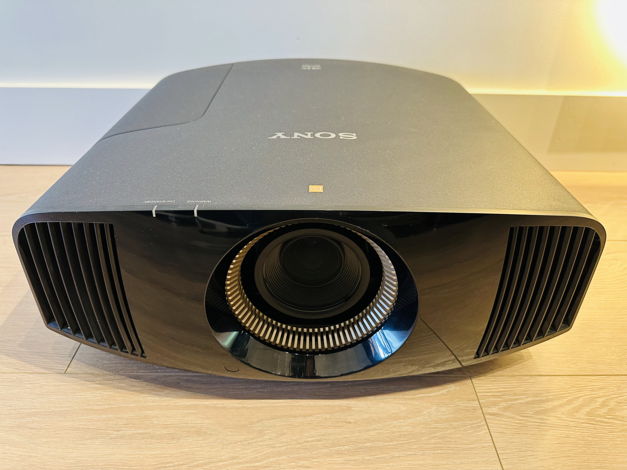 Sony VPL-VW600ES 4k projector Works Great Very Good Con...